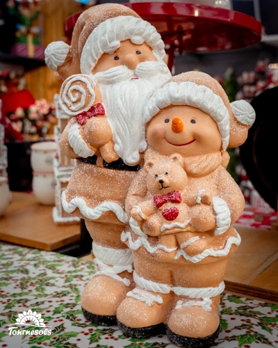 Figurines de Noël représentant un père Noël et un enfant en pain d'épice.